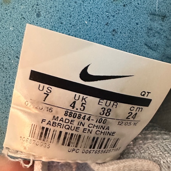 Nike Free Rn Flyknit 2017 - White/White-Pure Platinum- woman’s size 7 Pre Loved - Picture 7 of 7